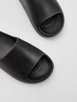 Czarne gumowe klapki z bieżnikiem