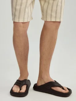 Czarne japonki na platformie ze strukturą 3D