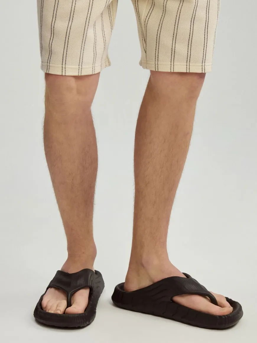 Czarne japonki na platformie ze strukturą 3D