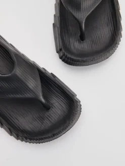 Czarne japonki na platformie ze strukturą 3D