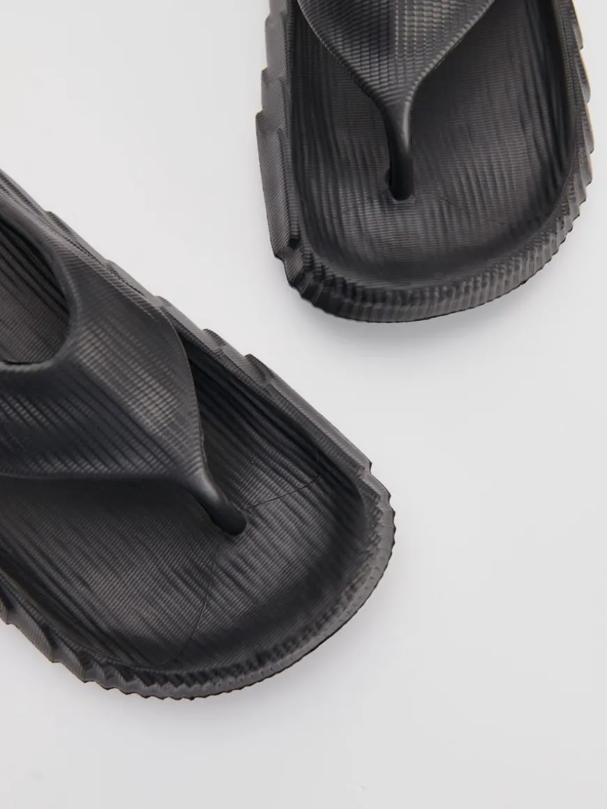 Czarne japonki na platformie ze strukturą 3D