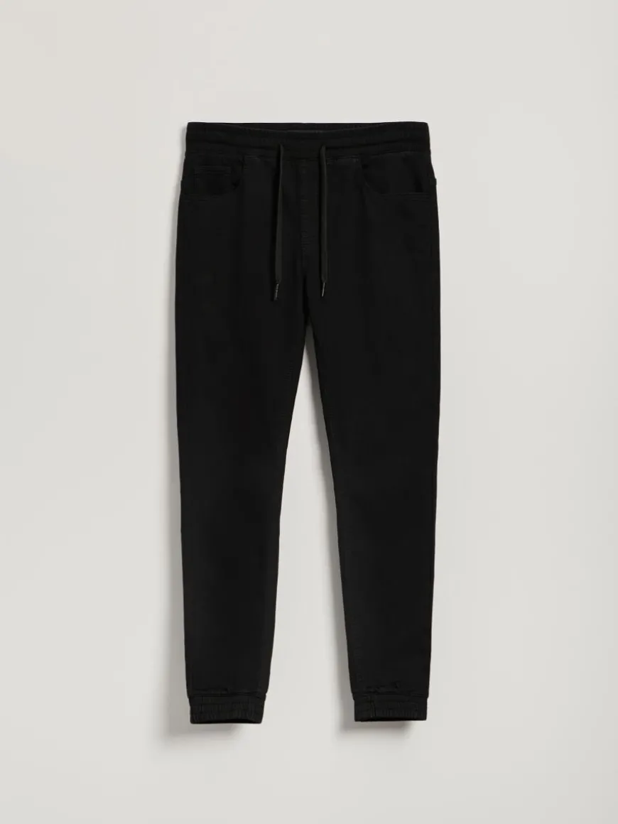 Czarne jeansowe joggery z przetarciami