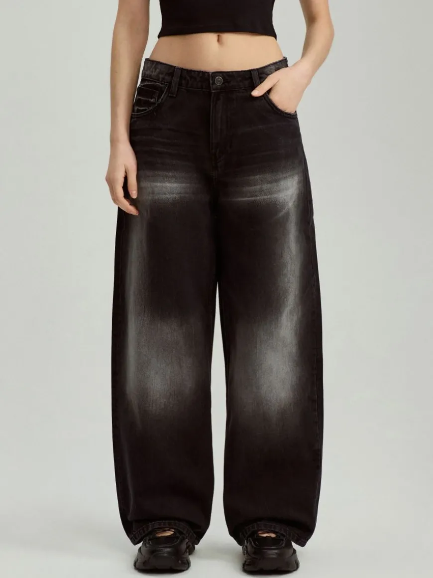 Czarne jeansy baggy fit z naszywkami na tyle