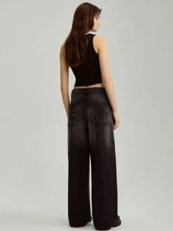 Czarne jeansy baggy fit z naszywkami na tyle
