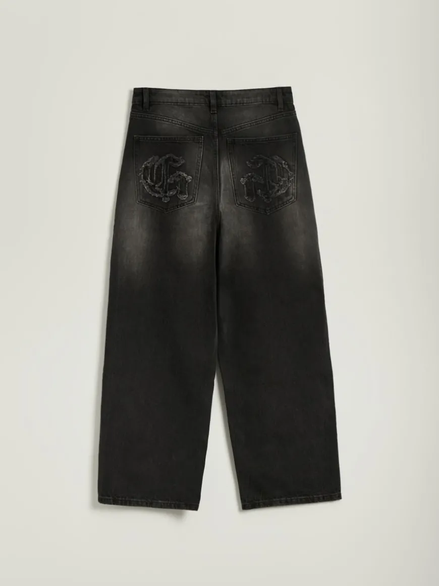 Czarne jeansy baggy fit z naszywkami na tyle