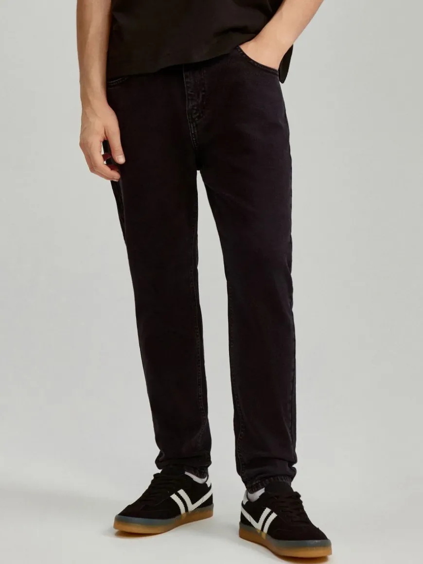 Czarne jeansy carrot fit