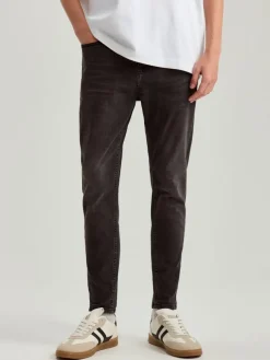 Czarne jeansy carrot fit z mocnym efektem sprania