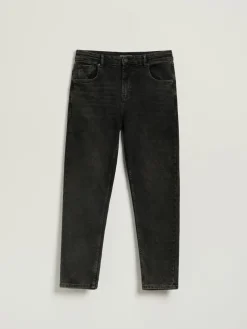 Czarne jeansy carrot fit z efektem sprania