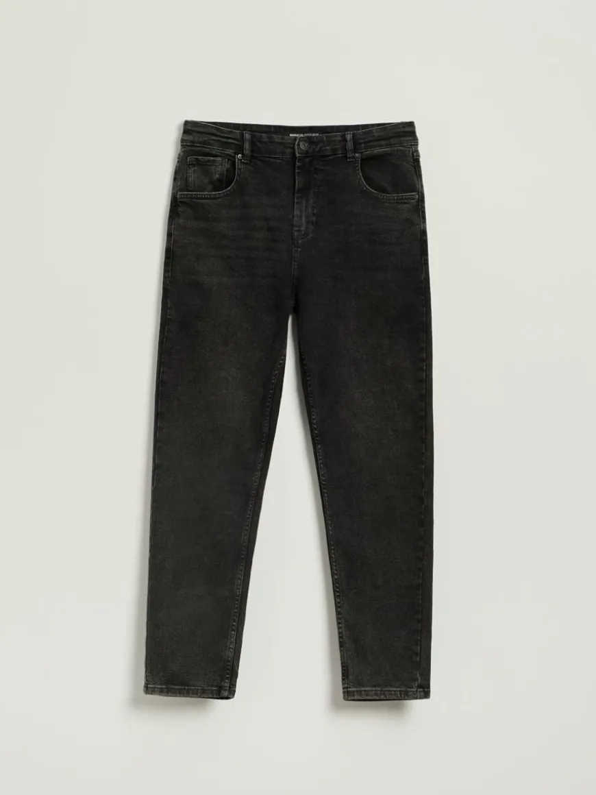 Czarne jeansy carrot fit z efektem sprania