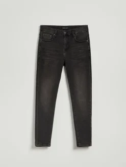 Czarne jeansy carrot fit z mocnym efektem sprania
