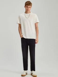 Czarne jeansy carrot fit z przetarciami