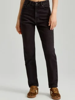 Czarne jeansy mom fit z wysokim stanem