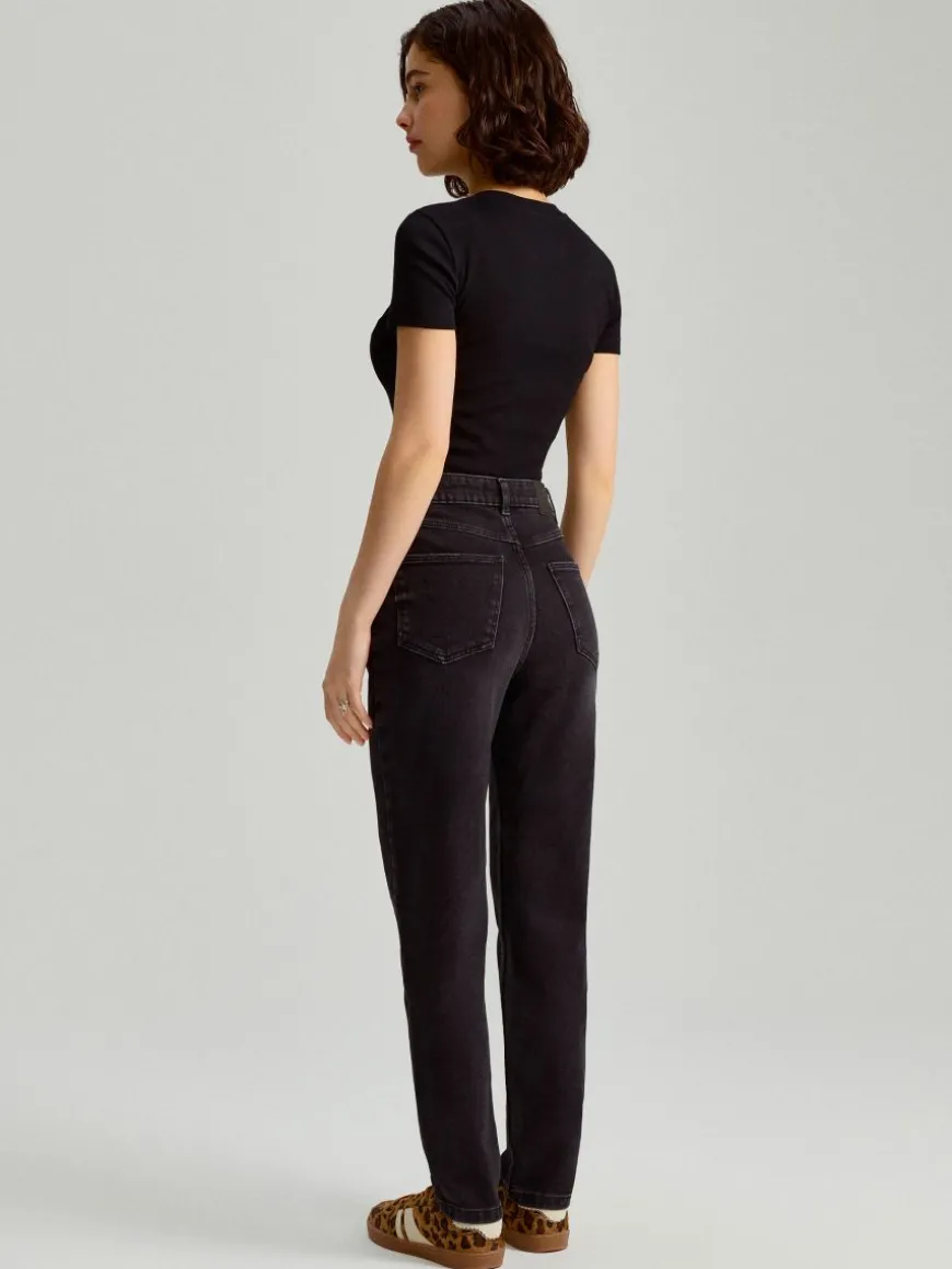 Czarne jeansy mom fit z wysokim stanem