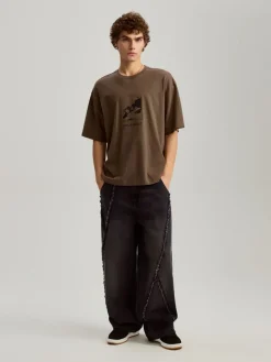 Czarne jeansy skater fit z postrzępionymi brzegami