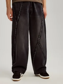 Czarne jeansy skater fit z postrzępionymi brzegami