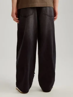 Czarne jeansy skater fit z postrzępionymi brzegami