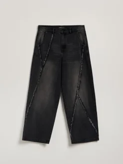 Czarne jeansy skater fit z postrzępionymi brzegami