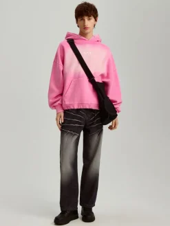 Czarne jeansy skater fit z poprzecznymi przetarciami