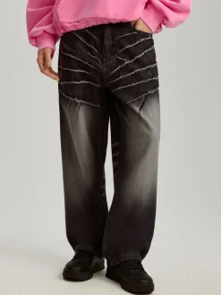 Czarne jeansy skater fit z poprzecznymi przetarciami