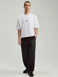 Czarne jeansy skater fit ze skośnymi kieszeniami