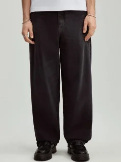 Czarne jeansy skater fit ze skośnymi kieszeniami