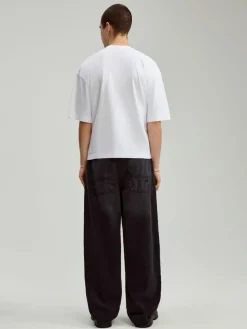 Czarne jeansy skater fit ze skośnymi kieszeniami