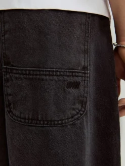 Czarne jeansy skater fit ze skośnymi kieszeniami