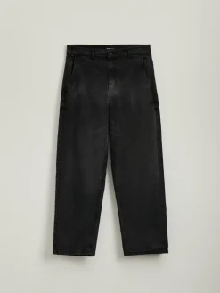 Czarne jeansy skater fit ze skośnymi kieszeniami