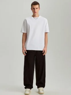 Czarne jeansy skater fit z kontrastowymi szwami