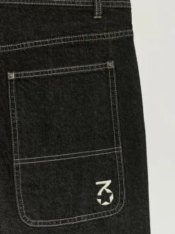 Czarne jeansy skater fit z kontrastowymi szwami