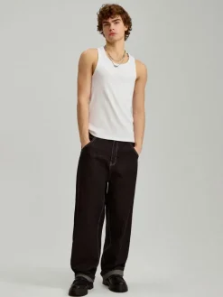 Czarne jeansy skater fit z kontrastowymi szwami