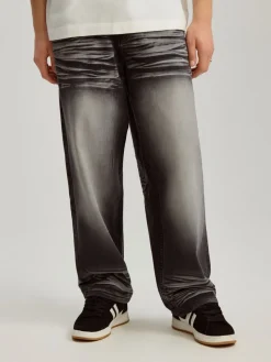 Czarne jeansy skater z mocnym spraniem