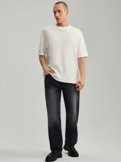 Czarne jeansy straight fit z efektem sprania