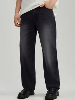Czarne jeansy straight fit z efektem sprania