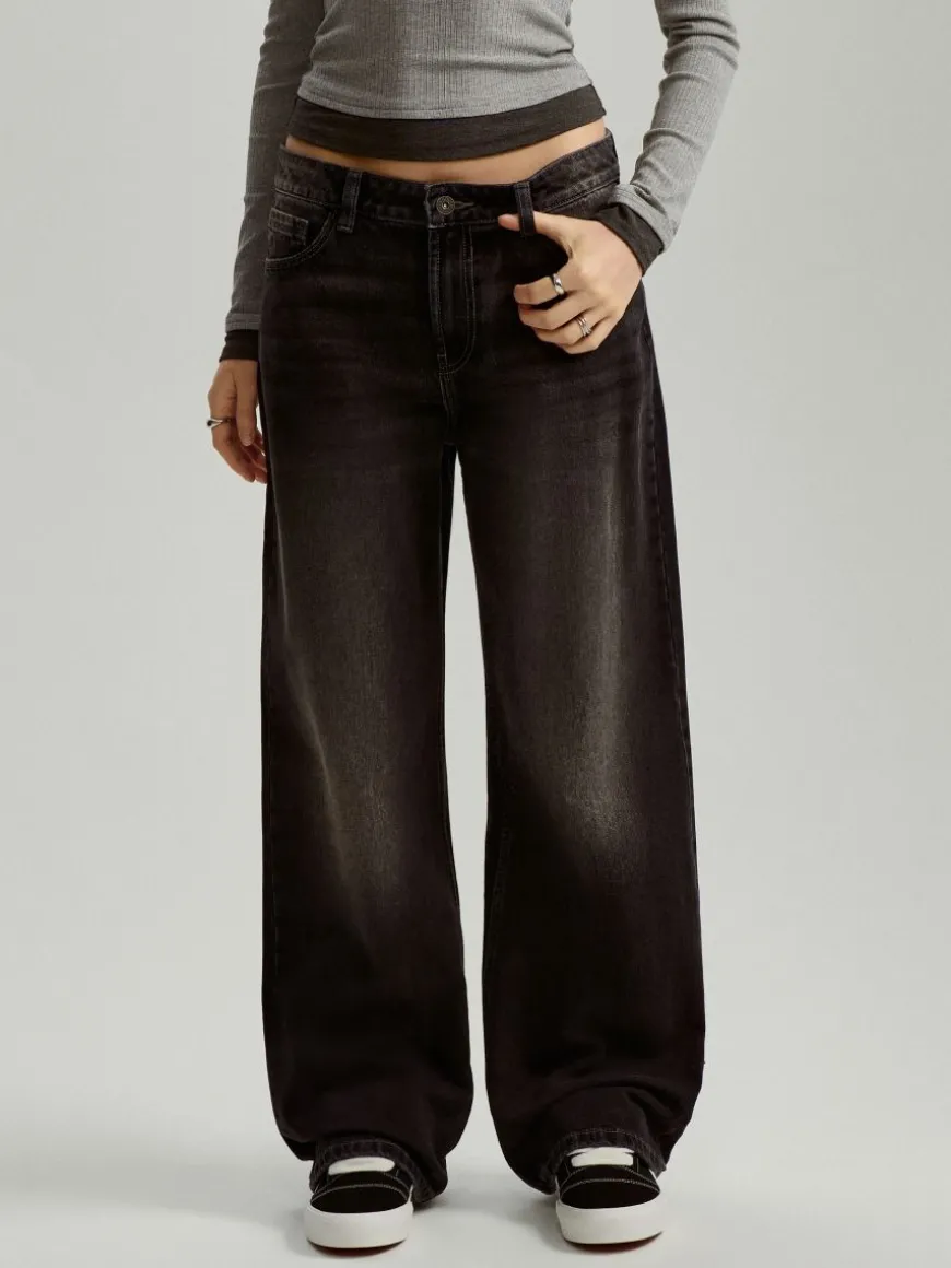 Czarne jeansy straight fit ze średnim stanem