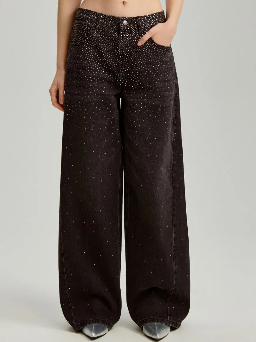 Czarne jeansy wide leg z aplikacją dżetów