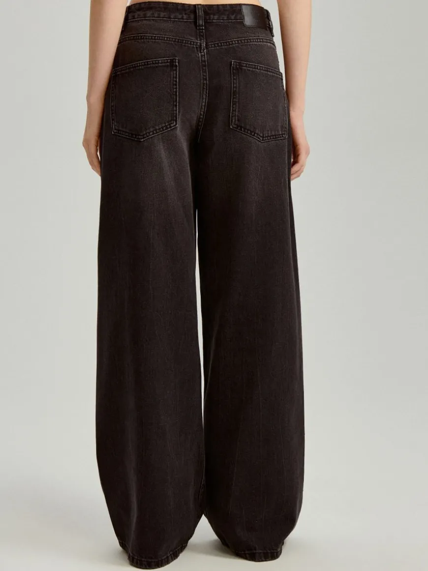 Czarne jeansy wide leg z aplikacją dżetów