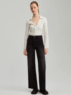 Czarne jeansy wide leg z wysokim stanem i kieszeniami