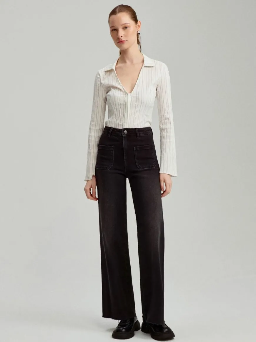 Czarne jeansy wide leg z wysokim stanem i kieszeniami