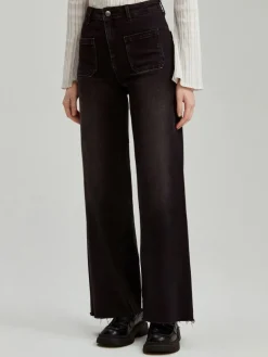 Czarne jeansy wide leg z wysokim stanem i kieszeniami