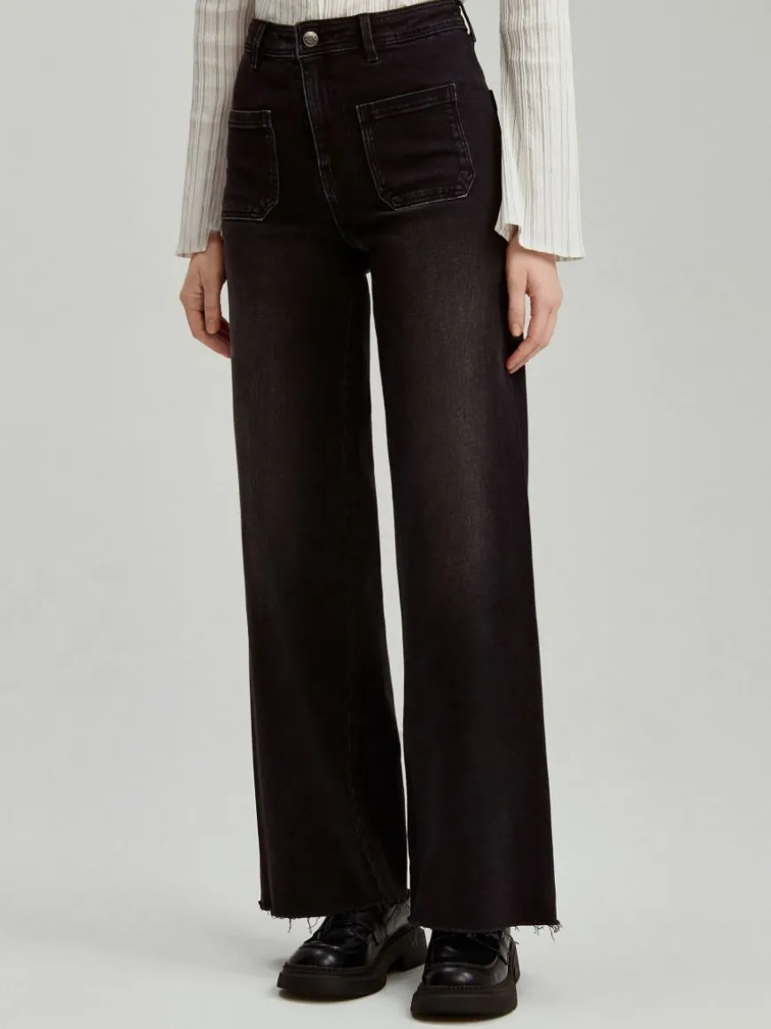 Czarne jeansy wide leg z wysokim stanem i kieszeniami
