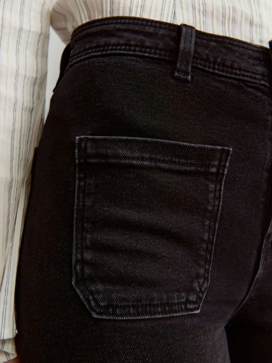 Czarne jeansy wide leg z wysokim stanem i kieszeniami