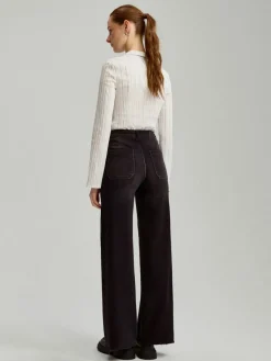 Czarne jeansy wide leg z wysokim stanem i kieszeniami