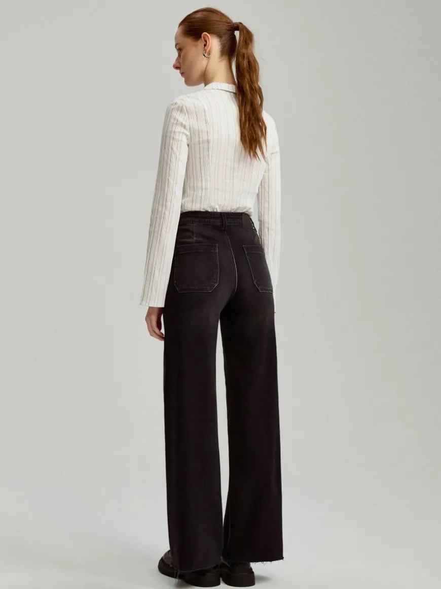Czarne jeansy wide leg z wysokim stanem i kieszeniami