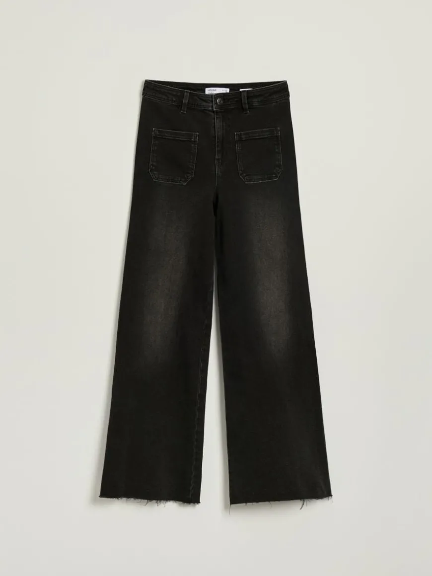 Czarne jeansy wide leg z wysokim stanem i kieszeniami