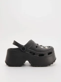 Czarne klapki na platformie w stylu chunky