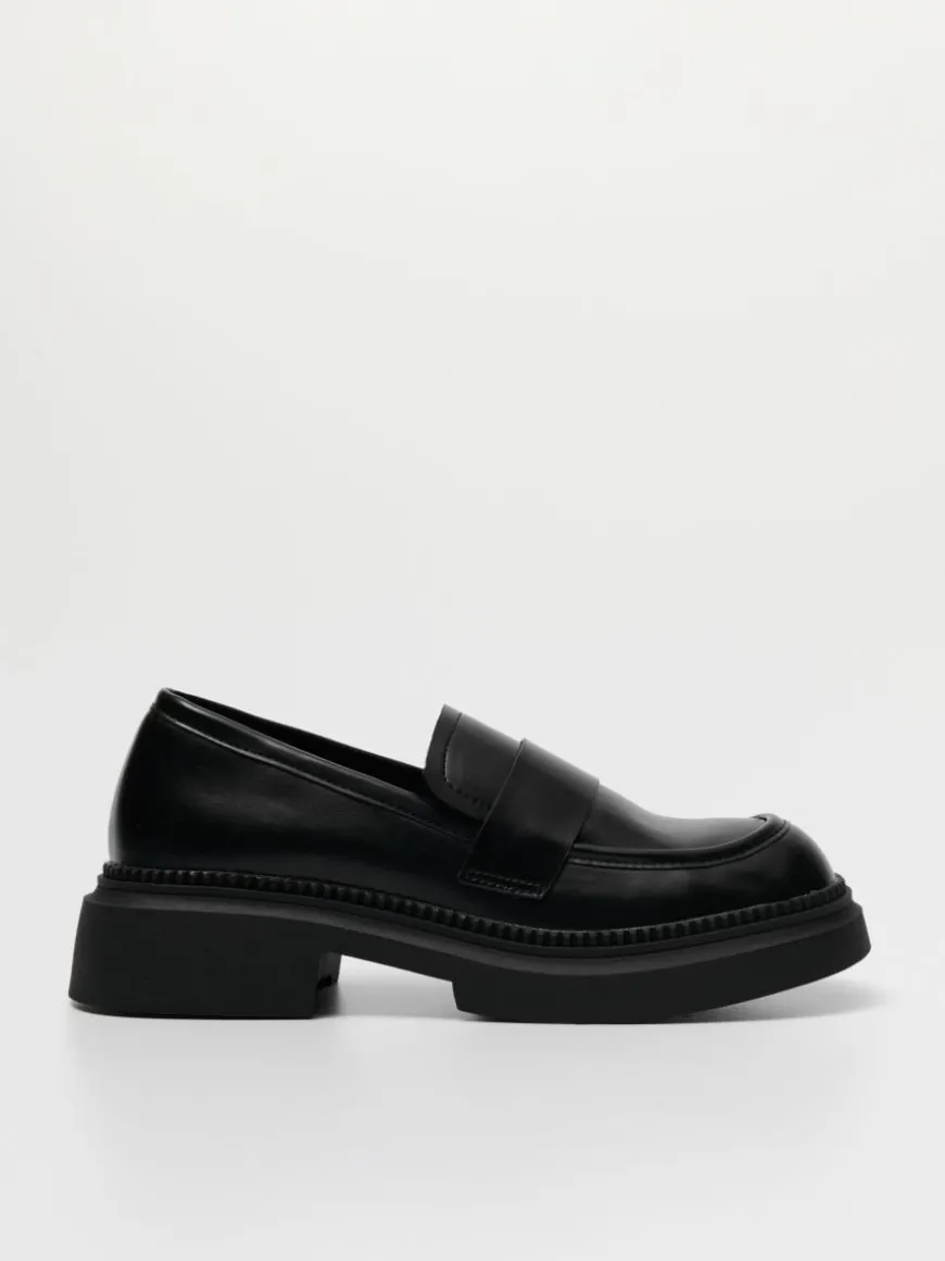 Czarne loafersy na grubej podeszwie