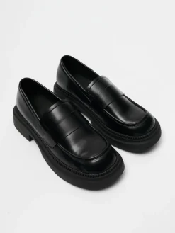 Czarne loafersy na grubej podeszwie