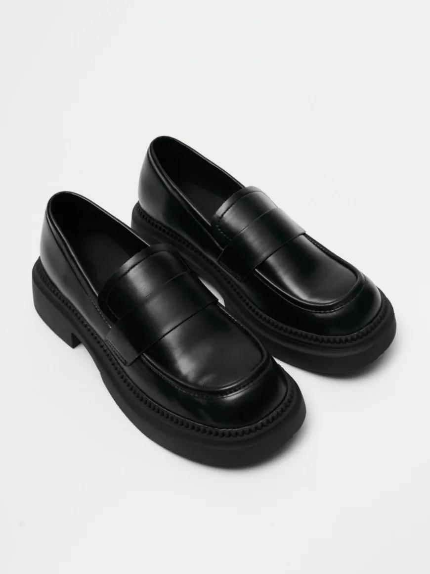 Czarne loafersy na grubej podeszwie