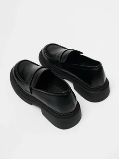 Czarne loafersy na grubej podeszwie